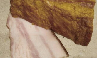 La cansalada es talla amb un ganivet afilat a les rodanxes oblonges més fines possibles.