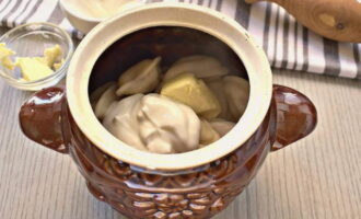 Remeneu les boles de massa amb un tros de mantega i crema agra.