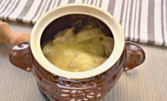 Tanquem la peça amb una tapa i la posem al forn preescalfat a 200 graus.Cuini el plat a aquesta temperatura durant 10 minuts. Aquest temps és suficient fins que estigui completament llest.