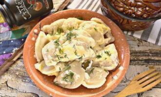 Les boles de massa amb formatge en cassoles al forn estan a punt. Transferiu-los a un plat convenient i serviu-los!