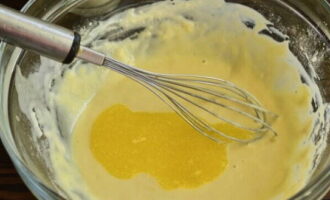 Fondre un tros de mantega al bany maria o al microones, refredar i abocar a la massa de kefir.