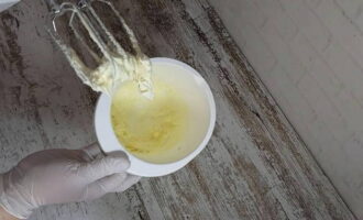 Sa loob ng 3 minuto, talunin ang mantikilya at pulbos sa isang homogenous na masa.