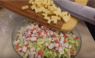 Tocați mărunt cățelul de usturoi decojit cu un cuțit. Brânza se taie cubulețe.