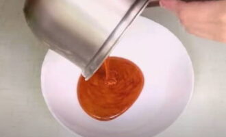 Khối lượng mật ong được đổ vào một cái bát để nhào bột.