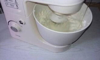 Tiếp tục đánh bông, đổ xi-rô đường nóng vào khối protein theo từng phần hoặc theo dòng loãng. Đánh lòng trắng trứng và xi-rô tiếp tục đánh thêm 15 phút nữa cho đến khi kem nguội. Nếu muốn, bạn có thể thêm bột vani.