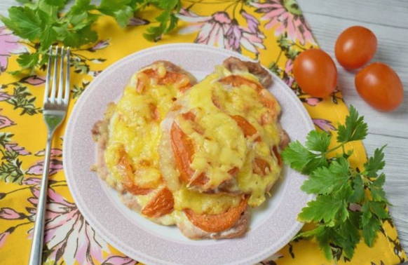 Mga chops ng baboy na may keso at kamatis sa oven