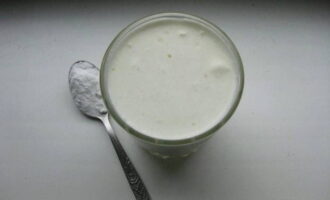 Kefir värms upp något och blandas med en tesked läsk.