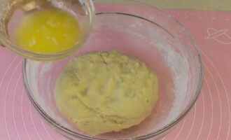 Cand faina a absorbit tot lichidul, se adauga in aluat untul topit, doar nu fierbinte. Frământați bine aluatul cu mâinile timp de 5-7 minute. Cand faina a absorbit tot lichidul, se adauga in aluat untul topit, doar nu fierbinte. Frământați bine aluatul cu mâinile timp de 5-7 minute.