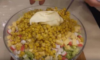 Varza tocata se presara cu sare si se framanta putin pentru a-si reduce volumul. La el se adaugă bețișoare de crab, brânză și usturoi tocat. Apoi porumbul conservat este turnat din cutie.