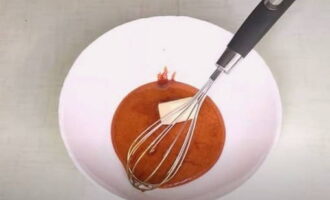 Sau đó, một miếng bơ được hòa tan trong đó.