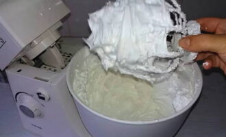 Kem protein theo công thức cổ điển sẽ đặc, mịn và bóng, bám chắc vào thành bát và phụ kiện máy trộn. Kem được chuyển vào túi đựng bánh ngọt và có thể dùng để đổ đầy các ống. Nấu ăn vui vẻ!