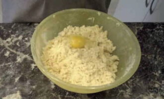 Ang isang itlog ng manok ay nasira sa masa na ito at ang masa ay minasa. Hindi na kailangang masahin ang masa na ito nang mahabang panahon, para lang hindi dumikit sa iyong mga palad.