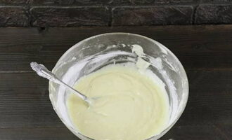 Thêm khoảng 20 gam bột mì vào hỗn hợp nhẹ để có kết cấu đồng đều.