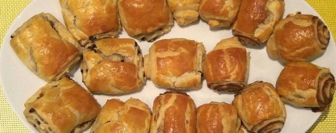 Chifle cu zahăr din aluat de drojdie
