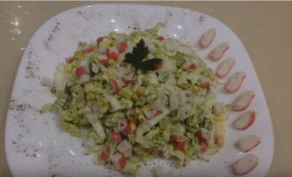 Adăugați 4 linguri de orice sos de maioneză în salată. Salata se amestecă cu grijă și se servește imediat. Poftă bună!