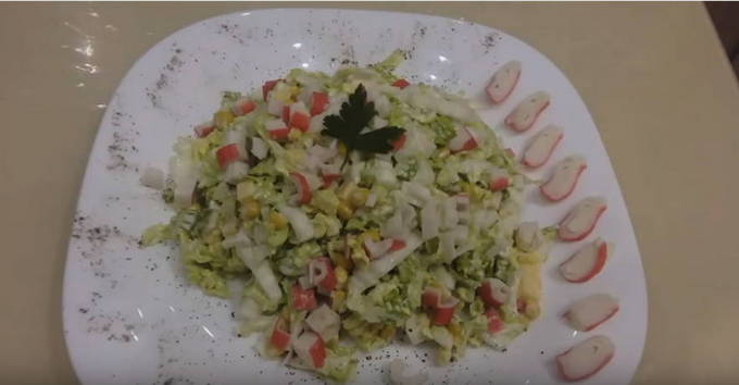 Salată cu varză chinezească și porumb