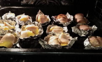 Les peces es col·loquen en una safata de forn i es couen al forn durant 35-40 minuts a 200 °C fins que la cansalada estigui daurada i les patates estiguin cuites.