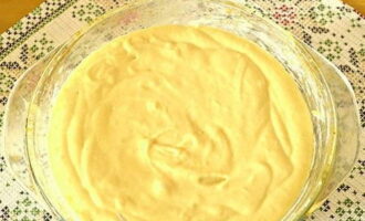 Giet het mengsel in een ovenschaal en plaats het in de oven gedurende 35-40 minuten (de tijd kan variëren afhankelijk van het vermogen van je oven) op 200 graden.