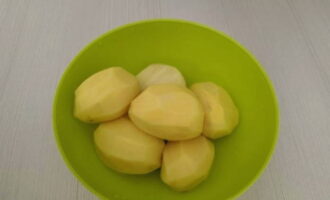 Traieu la pell dels sis tubercles de patata i esbandiu-los amb aigua corrent. Traieu la pell dels sis tubercles de patata i esbandiu-los amb aigua corrent.