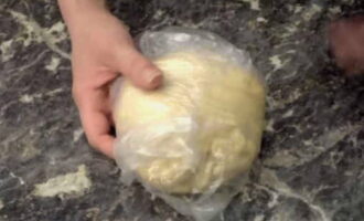 Pagkatapos ito ay nakabalot sa cling film at inilagay sa refrigerator sa loob ng 40-50 minuto. Pagkatapos ng oras na ito, ang shortbread dough ay pinagsama at isang pie na may napiling pagpuno ay nabuo mula dito. Masarap at matagumpay na baking!