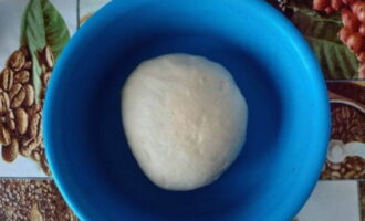 După ce timpul a trecut, frământați bulgărea de grâu.
