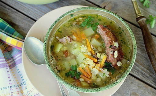 Pea na sopas na may pinausukang tadyang