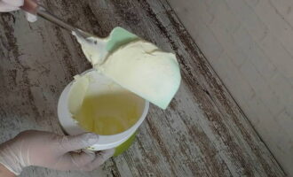 Kapag pinalamutian ang mga cupcake, ang cream na ito ay nagpapanatili ng katatagan nang perpekto at sa mahabang panahon.