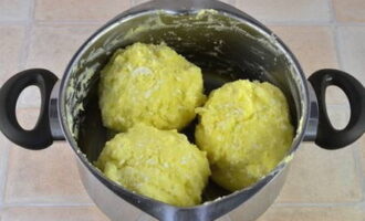 Đổ phô mai vào máy xay nhuyễn, trộn và dùng tay ướt tạo thành ba quả bóng có cùng kích thước.
