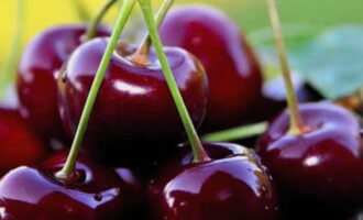 Paano gumawa ng pitted cherry jam para sa taglamig? Banlawan ang mga cherry sa ilalim ng malamig na tubig na tumatakbo at iwanan sa isang colander upang alisin ang labis na likido.