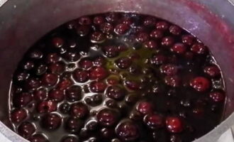 Gumamit ng anumang aparato upang alisin ang mga hukay mula sa mga seresa. Gawin ang pamamaraang ito kaagad sa itaas ng lalagyan para sa paggawa ng jam, pagbuhos ng kaunting asukal dito, dahil ang mga cherry ay nagbibigay ng maraming juice. Budburan ang mga inihandang seresa kasama ang natitirang asukal, malumanay na ihalo sa isang kahoy na kutsara at mag-iwan ng 4 na oras.