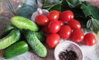 Làm thế nào để chuẩn bị các loại cà chua và dưa chuột cho mùa đông trong lọ 1 lít? Rau ngay lập tức được đo lường để tính toán khối lượng chuẩn bị của bạn. Dưa chuột được ngâm trước vài giờ trong nước lạnh. Một bộ rau thơm được chuẩn bị: thì là, rau mùi tây, lá nho, quả anh đào, cải ngựa. Các lọ được rửa bằng baking soda và không được khử trùng.