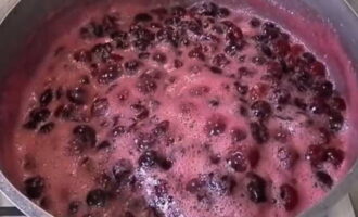 Pagkatapos ng oras na ito, ilagay ang mangkok na may mga cherry sa sugar syrup sa katamtamang init at pakuluan. Alisin ang lahat ng foam mula sa ibabaw. Lutuin ang jam nang eksaktong 5 minuto mula sa simula ng pagkulo at sa mababang init.