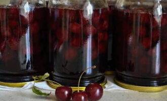 Para sa jam, maghanda ng mga sterile na garapon at mga takip nang maaga. Maingat na ibuhos ang limang minutong cherry mixture sa kanila, at agad na i-seal ang mga garapon nang hermetically. Pagkatapos ay ilagay ang mga ito sa mga takip. Takpan ng mainit na kumot at umalis hanggang sa ganap na lumamig. Ang jam ay nakaimbak sa isang madilim at malamig na lugar. Good luck at masarap na paghahanda!