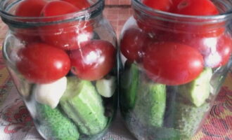 Cà chua được đâm bằng tăm và đặt lên trên dưa chuột với tỏi.