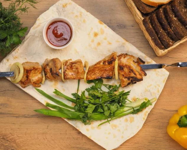 Ướp thịt lợn kebab với giấm và hành tây