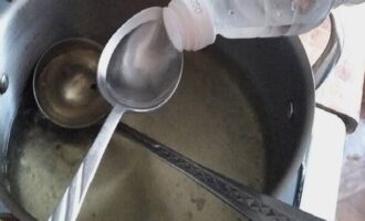 Sau đó, giấm ăn được đổ vào nước xốt và mọi thứ được đun sôi trong 1 phút. Nước xốt đun sôi được đổ vào các lọ khác nhau lên trên cùng. Các nắp lọ được đậy kín ngay lập tức.
