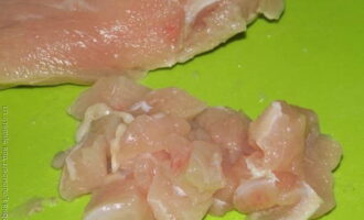 Krämig kycklingsoppa går snabbt och enkelt att tillaga. Vi tvättar köttet noggrant, torkar det och skär det i godtyckliga bitar - lägg det i en kastrull, fyll det med vatten och sätt det på spisen.