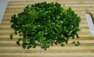 Bánh thạch Kefir với hành và trứng rất dễ chế biến. Rửa kỹ lông hành lá dưới vòi nước chảy, rũ bỏ độ ẩm dư thừa và thái nhỏ.