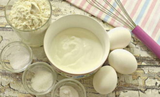 Voor snelheid van handelen en uw eigen gemak legt u alle producten aangegeven in de ingrediëntenlijst op het werkoppervlak. We halen eerst de zure room en eieren uit de koelkast zodat ze op kamertemperatuur zijn.