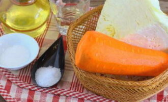 Per preparar amanida de col fresca, primer de tot, segons la recepta, prepareu tots els ingredients. Les pastanagues es pelen i es renten. La col es neteja de les fulles exteriors.