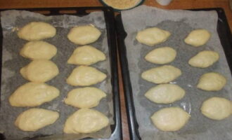 Foaia de copt se acopera cu hartie speciala, unsa cu ulei.Plăcintele formate sunt așezate pe ea cu cusătura în jos și la mică distanță una de alta.