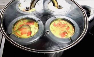 Takpan ang kawali na may takip at pakuluan sa mataas na apoy. Magluto ng de-latang isda sa mahinang apoy sa loob ng 5-8 oras. Ang oras ng pagluluto ay tinutukoy ng uri at iba't ibang isda. Dahil ang isda na may malalaking buto ay mas matagal maluto. Subaybayan ang antas ng tubig sa kawali at idagdag habang kumukulo.