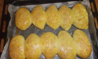 Cuptorul se încălzește la 180 de grade. Plăcintele sunt coapte timp de 40–45 de minute și verificate dacă sunt gata, deoarece cuptoarele se coace diferit.