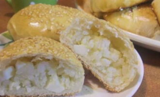 Când sunt tăiate, plăcintele cu orez, ou și o crustă aerisită de aluat crocant arată delicios! Coacerea delicioasă și reușită.