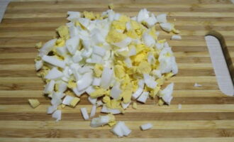 Bóc vỏ trứng luộc và cắt nhỏ.
