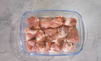 Oxfilén tvättas under kallt vatten och torkas torr med en servett. Sedan skärs köttet i lika stora bitar och överförs till en skål för marinering. Strö nötköttet med en blandning av peppar och salt och blanda väl med händerna.
