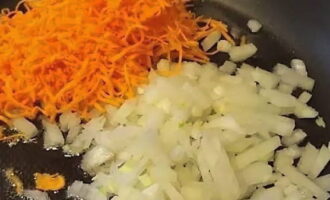 Ceapa și morcovii se curăță și se spală. Ceapa se taie cubulete mici, iar morcovii sunt rasi. Aceste legume se prăjesc ușor în ulei vegetal și se stropesc cu sare.