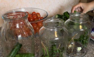 Spălăm borcanele în prealabil cu adaos de sifon și le sterilizăm împreună cu capacele. Puneți în borcane o umbrelă de mărar, un cățel de usturoi, rădăcină de hrean, o crenguță de pătrunjel și adăugați boabe de piper.