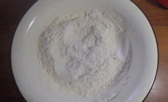 Faina de grau se cerne intr-un vas pentru framantarea aluatului.Se iau 100 g faina. Apoi se adauga drojdie uscata in faina si totul se amesteca.