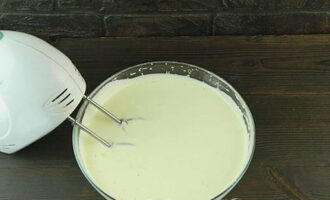 We werken ongeveer 10 minuten met de mixer (de zoete kristallen moeten volledig oplossen in de eimassa en het mengsel zelf moet in volume toenemen).